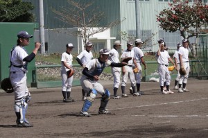 大学野球部の宮古島キャンプが定着している。写真は3年連続でキャンプを実施している青森大硬式野球部の練習＝2010年３月６日、下地球場