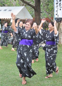 佐良浜ミャークヅツクイチャー保存会　先人が受け継いできた地域のクイチャーを笑顔で踊る女性