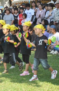 太陽っ子隊　バンダナをまいて踊った園児たち。「ヘルシークイチャー」を踊り会場を沸かせた