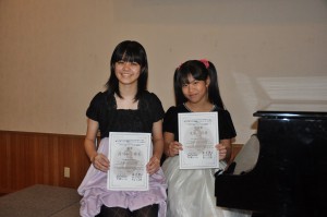 銅賞で全国大会出場を決めた荷川取さん（左）と奨励賞の友利さん＝27日、響和楽器