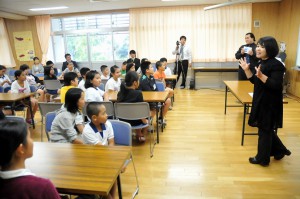 公開授業では、楽しみながら英語を体験する授業の進め方が紹介された＝７日、平一小学校