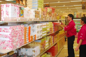 人気の１つである菓子詰め合わせコーナー＝27日、市内の大型スーパー