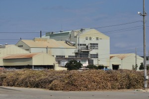 ボイラーの故障で操業を停止した宮古製糖城辺工場＝25日、城辺砂川地区