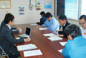 水産庁の高橋さん（手前左）が、今後の調査海域・方法などを説明した＝13日、宮古島漁協