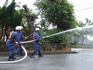 消防車の操法訓練を披露する団員たち＝６日、多良間村役場前