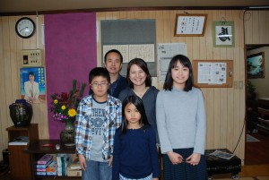 家族そろって里帰りした楊嘉源・かおりさん一家。後が楊さん（左）とかおりさん、前列左から奇峰君（小学５年）、文佳さん（小学２年）、玲佳さん（中学１年）＝３日、こすみ囲碁教室