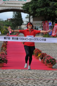 両手で８連覇を示しながらテープを切る女子優勝の山澤洋子