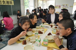 会話を楽しみながら給食を味わう児童ら＝25日、下地小学校