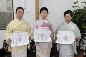 名取の免状を取得した（左から）凰美哉さん、青翠さん、凰由樹さん＝12日、本社