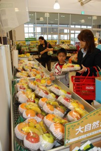 果物のお供えセットが満載されたコーナー＝17日、市内のスーパー