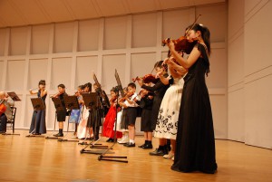 バイオリンの美しいハーモニーを響かせたジュニアオーケストラ＝27日、マティダ市民劇場