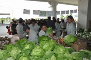 野菜の販売に大わらわの生徒たち。販売会場には多くの市民が長蛇の列を作った＝13日、宮古特別支援学校