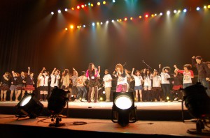 元気な高校生たちがバンドやダンスを披露し、ライブを盛り上げた＝20日、マティダ市民劇場