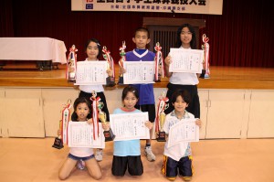 個人総合競技で優勝した（前列左から）さわださん、佐久川さん、垣花君。（後列左から）村山さん、知花君、仲宗根さん