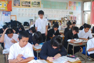 社会科授業でサポートする琉大学生の友利理志さん＝28日、平良中学校
