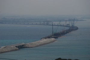 二つの海中道路と連結する全長70㍍の中間部橋梁（手前左）＝12日、伊良部島側