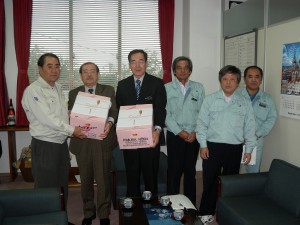 沖縄製糖にミカンを贈って激励する長濱副市長（左から２人目）＝23日、沖縄製糖宮古工場