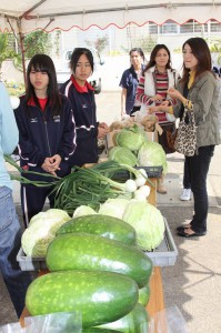 生徒たちが育てたブーゲンビレアや農産物が即売されにぎわいを見せた＝６日、上野中
