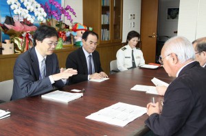 下地市長（右手前）に防衛計画と中期防について説明する森田部長＝21日、市長室