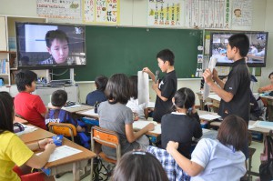 テレビ会議で長野県の児童と情報交換をする南小の児童たち＝９日、南小学校