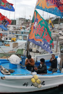 航海安全と大漁を祈る漁師ら＝３日、佐良浜漁港
