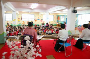 園児たちは琴の音色にあわせて歌を合唱した＝３日、花園幼稚園