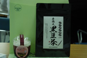 「黒豆茶」（右）と「ぜんざいゼリー」の試作品