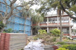 足場が組まれるなど解体作業が始まった＝17日、旧平良図書館