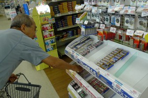東京電力の計画停電の影響で観光客などが乾電池、懐中電灯を大量に購入。商品は売り切れ、品薄状態となっている＝14日、市内の家電販売店
