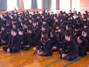 川満さんの話を聞いて将来を考える生徒たち＝10日、北中学校体育館