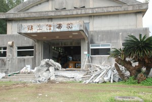 建物の取り壊しが始まった＝26日、漲水・あけぼの学園