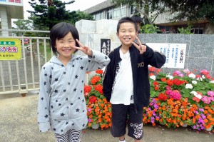 転入してきた伊藤龍摩君（右）と圭姫香さん＝2日、来間小中学校