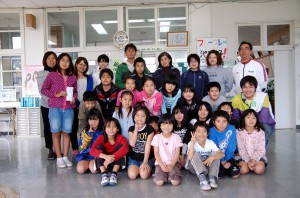 東日本大震災の被災地に送る義援金を託す園児と児童ら＝18日、池間小学校