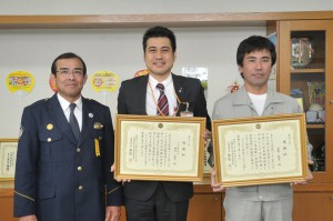 感謝状を贈られた伊川さん（中央）と友利さん（右）＝23日、宮古島警察署