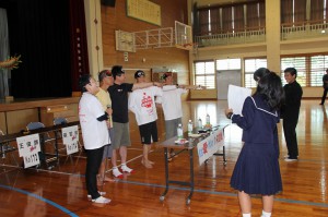 宮古島に関するクイズに挑戦する台湾の選手たち＝22日、下地中学校体育館