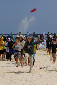「島サバ跳ばし」に挑戦する参加者