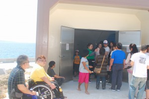 参加者ら（左）は、エレベーターの運転稼働が先送りのため、海中観察施設内は見学できなかった＝10日、宮古島海中公園
