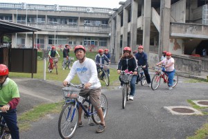 サイクリングを楽しむ参加者ら＝20日、宮古青少年の家