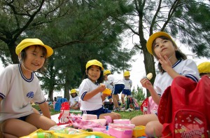 南幼稚園の園児90人が春の遠足を楽しんだ＝28日、カママ嶺公園