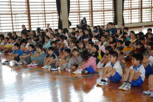 伊藤さんの話に耳を傾ける児童たち＝20日、上野小学校