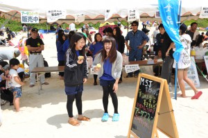 宮古島漁協と共同開発したアーサーマフィンを販売する宮古総合実業高校の生徒たち。売り上げの一部は義援金として寄付される