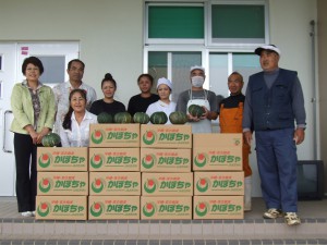 カボチャを贈呈した生産部会のメンバーら＝18日、多良間村学校給食共同調理場
