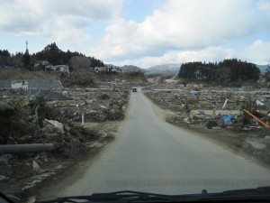 津波で大きな被害を受けた宮城県南三陸町。道路は通行出来るようになったが周囲はがれきの山＝3月27日（菅浪正憲さん撮影）