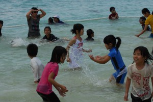 今年の初泳ぎを楽しむ子どもたち＝３日、与那覇前浜ビーチ