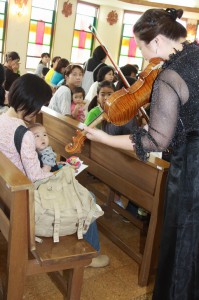 親子でクラシックの名曲を楽しんだマタニティーコンサート＝14日、平良下里・平良カトリック教会