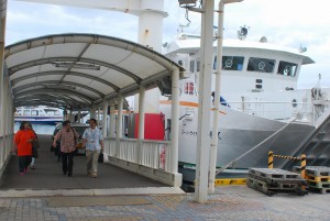 伊良部から高速旅客船を利用した市民ら＝20日、平良港