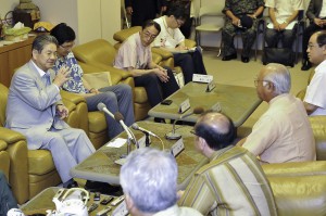会談する北沢俊美防衛相（左）と下地敏彦市長（右）＝８日、宮古空港貴賓室