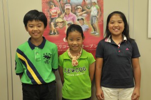 九州大会へ出場する（左から）琢史君、智子さん、比嘉さん＝16日、野津商事