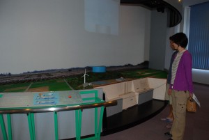 地下ダムの水の流れが分かる地下ダム模型のコーナー＝７日、宮古島市地下ダム資料館