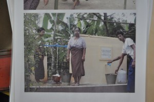 当時の南小児童の活動によって建設されたミャンマーの井戸と現地の人たち